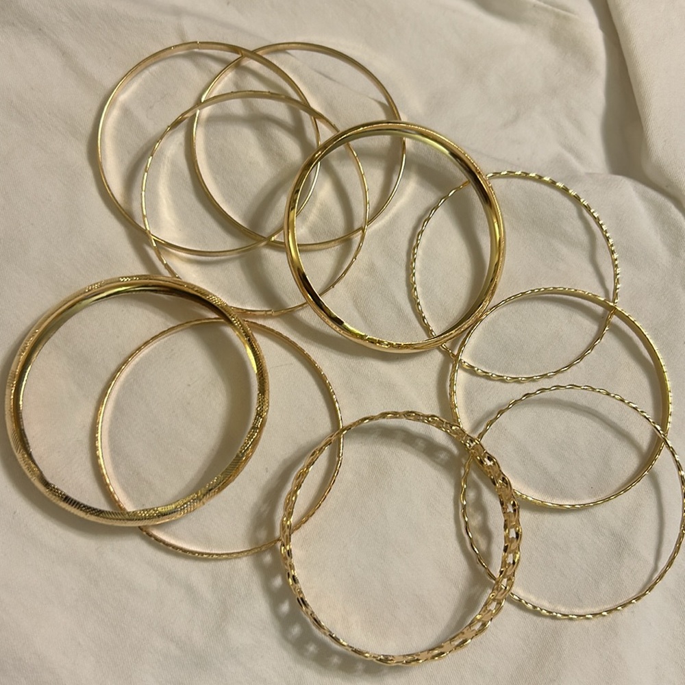 NWT, set of 10 lightweight gold tone bangles